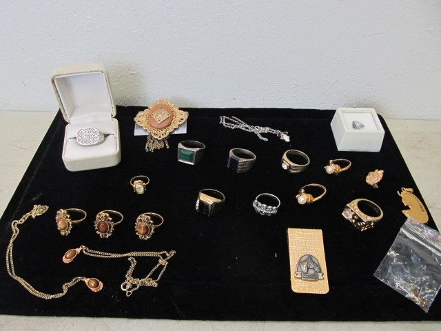 lot 104 image: Estate Lot of Vintage Mens & Womens Rings Jewelry etc