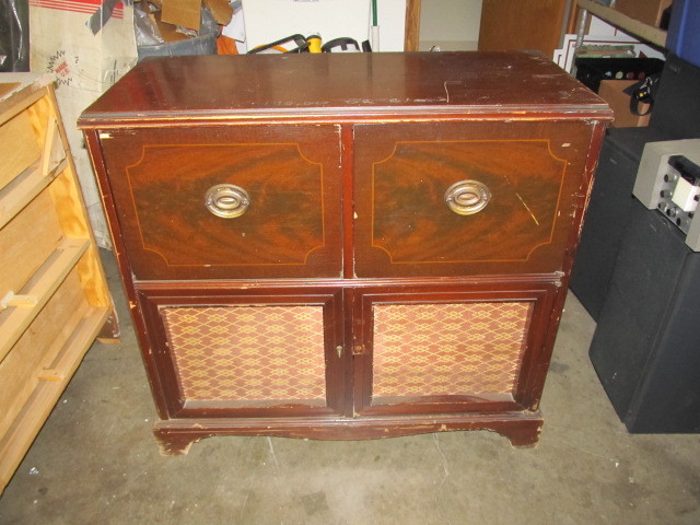 lot 91 image: Vintage Zenith Cobra Record PlayerRadio Cabinet