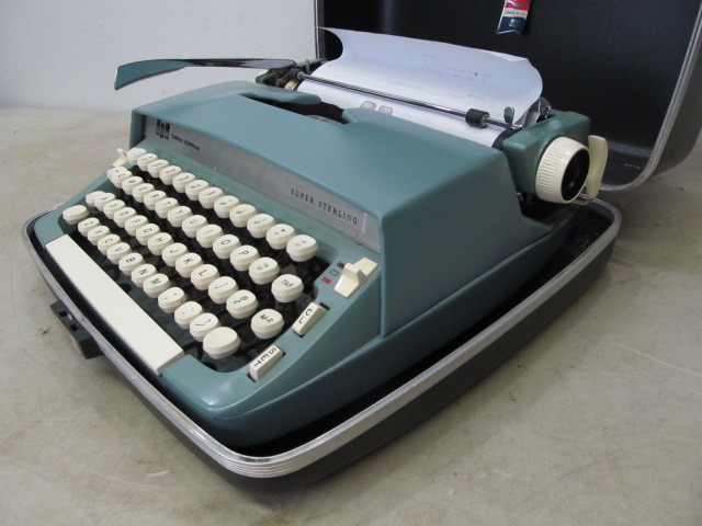 lot 113 image: Vintage SMITH CORONA Super Sterling Portable Typewriter