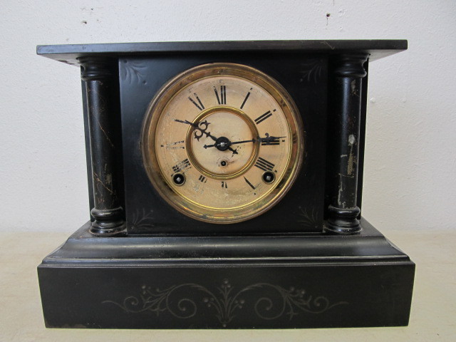lot 122 image: Antique Mantel Clock wKey