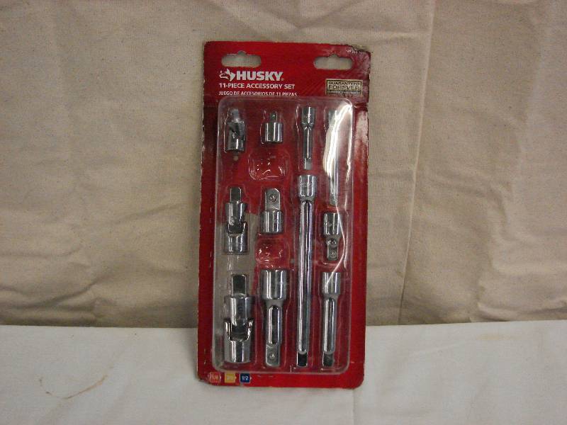lot 340 image: HUSKY 11PC ACCESSORY SET