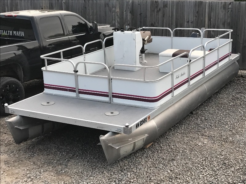 lot 2 image: 1991 Madsen 20ft Pontoon With 20HP Evinrude