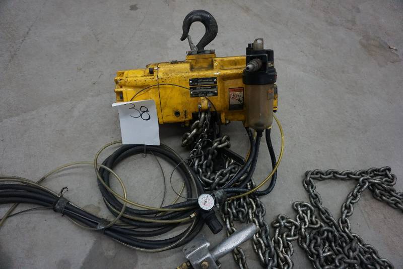 lot 38 image: Ingersol Rand Model HL1000K-20C20 1 Ton Pneumatic Chain Hoist With Control Wand