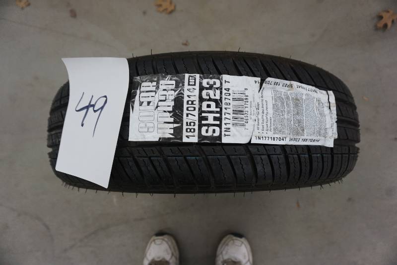 lot 49 image: Solar HP430 Tire