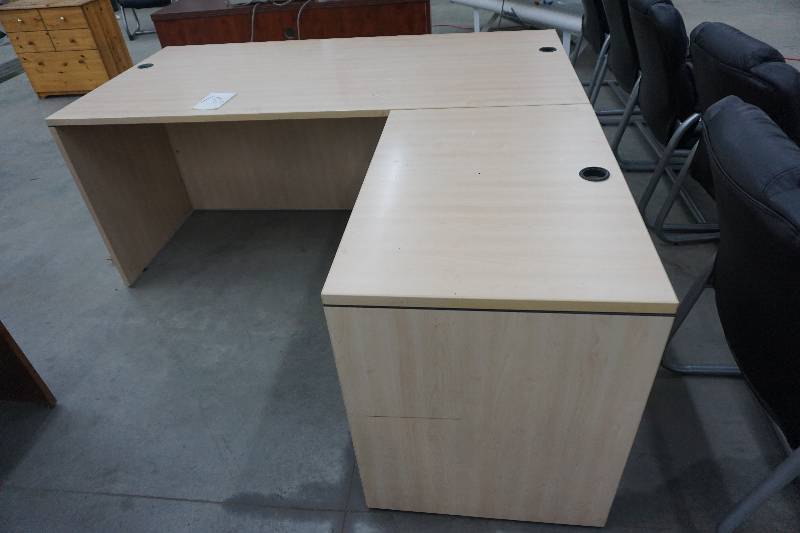 lot 135 image: Solid Wood L Shaped Office Desk With White Wood Finish