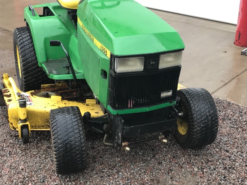 lot 1 image: John Deere 455 Diesel Lawn Tractor