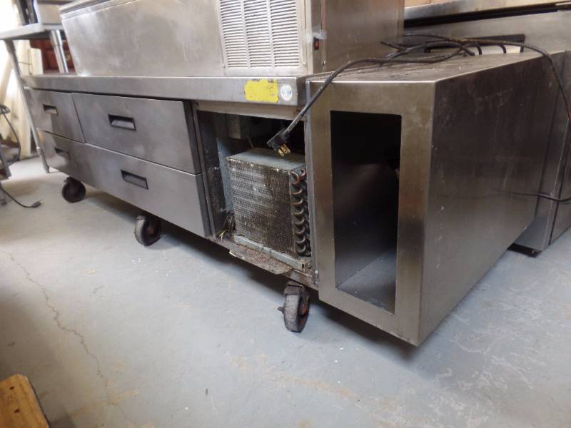 REFRIGERATED LOW-PROFILE EQUIPMENT STAND