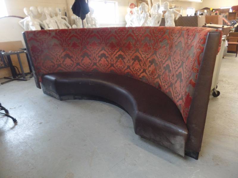 CURVED BOOTH
