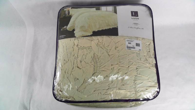 lot 1638 image: Lush Decor Serena 3pc Comforter Set - Queen