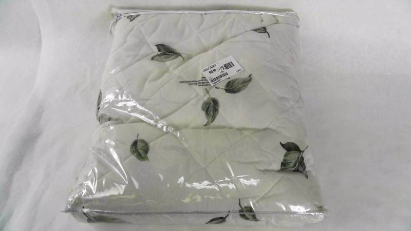 lot 1492 image: Melissa Quilt Top Burgundy Comforter - Full Size