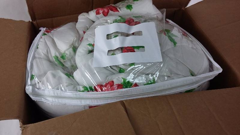 lot 1539 image: Alcove 8Pc Poinsettia Garland Multi Queen Comforter Set - Full Size