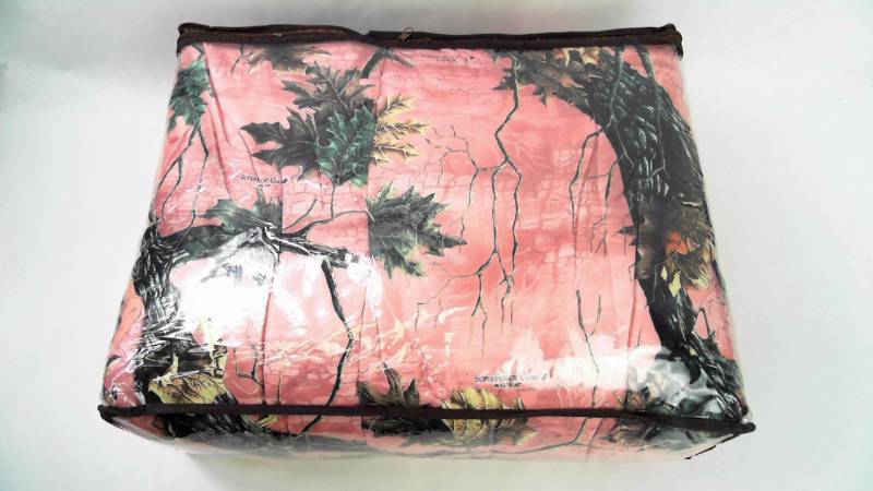 lot 1648 image: Superflauge 8pc Bed Set-Full Pink