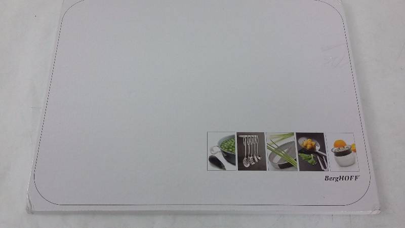 lot 1933 image: Studio Chopping board 30x40cm