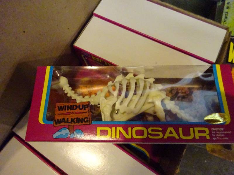 case wind-up dinosaurs, case alligators, 4 dzcases semi trucks