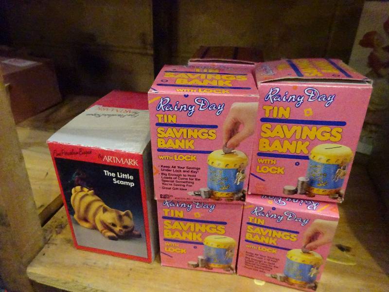 Stuff, 16 love lamps, 3 fancy ceramic figures