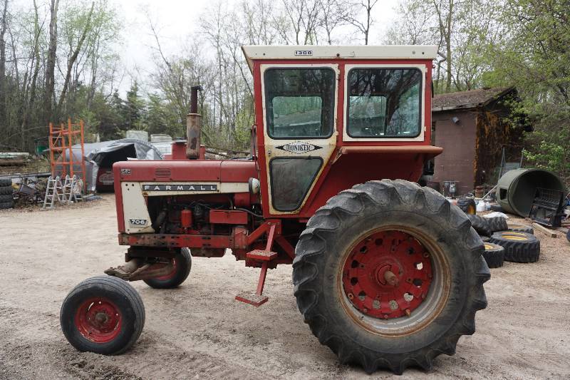 lot 1 image: 1964 International 706 Tractor With Hiniker Cab