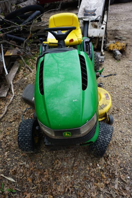 lot 12 image: John Deere Model L100 Riding Lawn Mower Garden Tractor