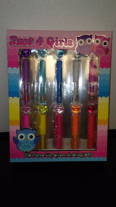 20 pc Lip Gloss and ring Set � New in Box