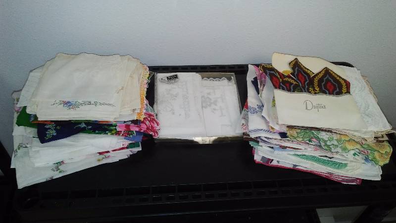 Vintage Women�s Hankies, Great for Display�s or craft (Approx. 70)