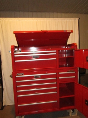 lot 2 image: Frontier Rolling Tool Box