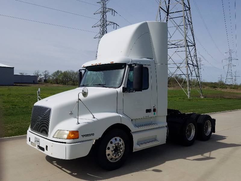 2002 Volvo VNL Day Cab