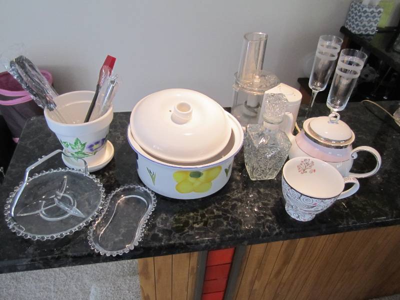 lot 14 image: Lot of assorted kitchen utinsels an...
