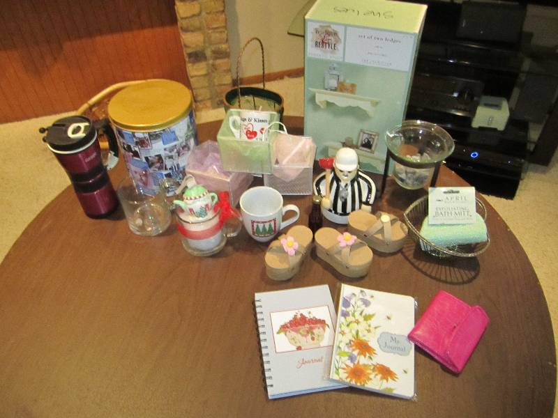 lot 20 image: Lot of decorative items...