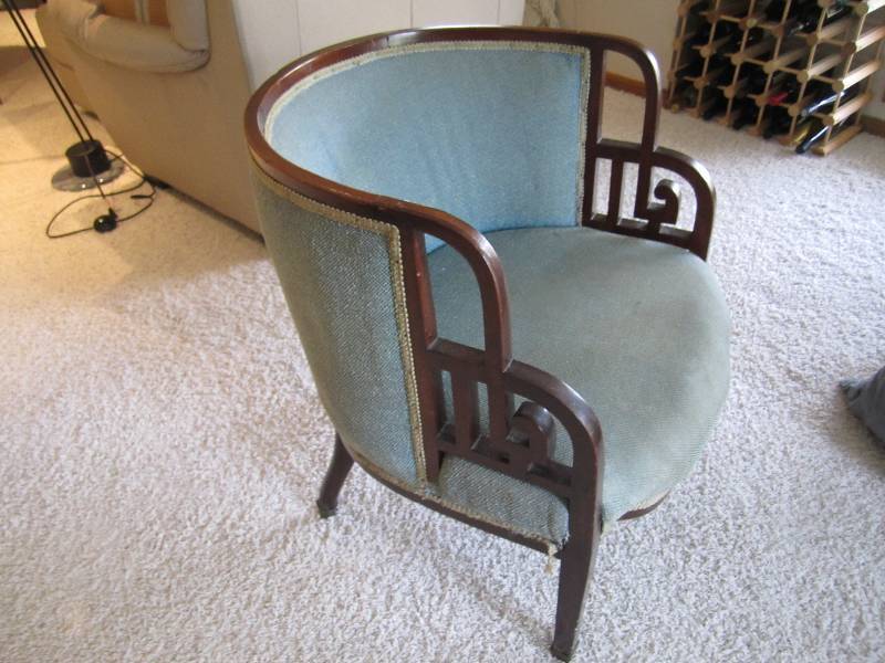 lot 21 image: Antique chair...