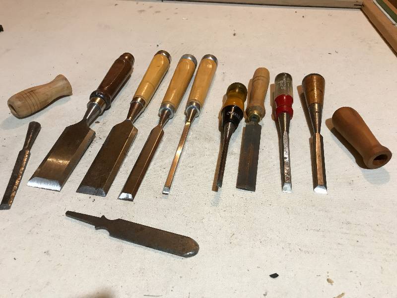 Lot of ten chisels