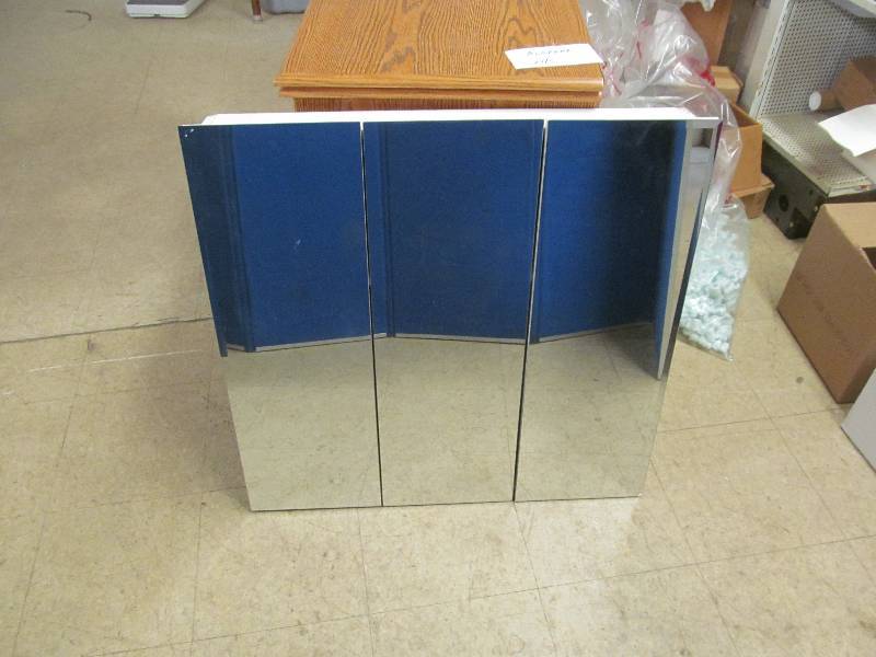 lot 19 image: med cabinet