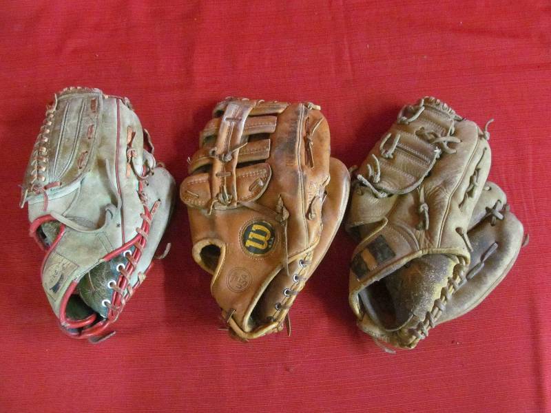 lot 21 image: baseball gloves 3