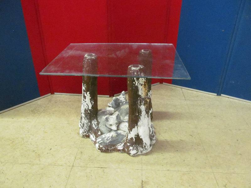 lot 22 image: vintage end table