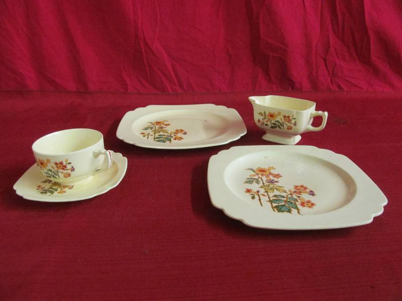 lot 26 image: Homer Laughlin serving set