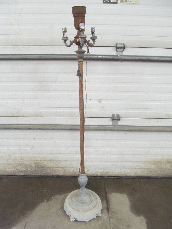 lot 49 image: vintage lamp