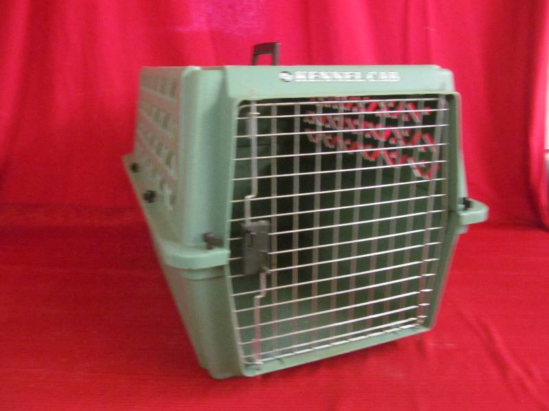 lot 55 image: pet carrier