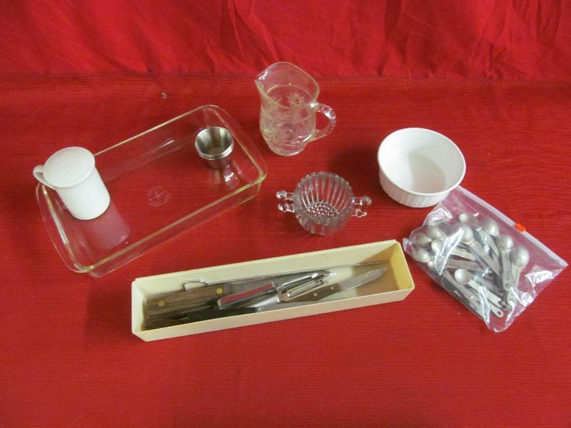 lot 84 image: Pyrex pan vintage measuring spoons