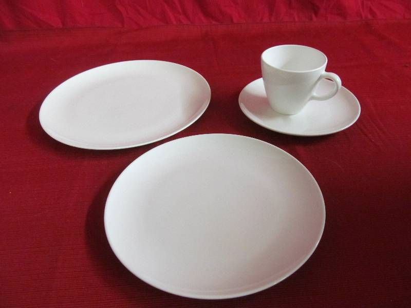 lot 94 image: Corning, Corelle dishes