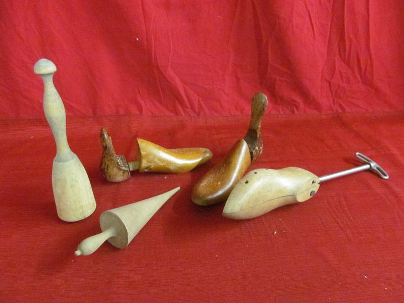 lot 114 image: vintage shoe stretcher