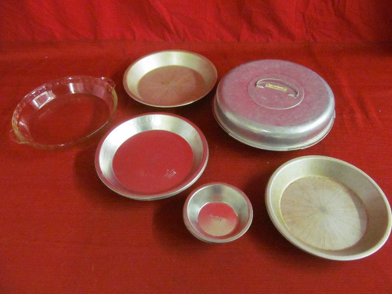 lot 116 image: pie tins