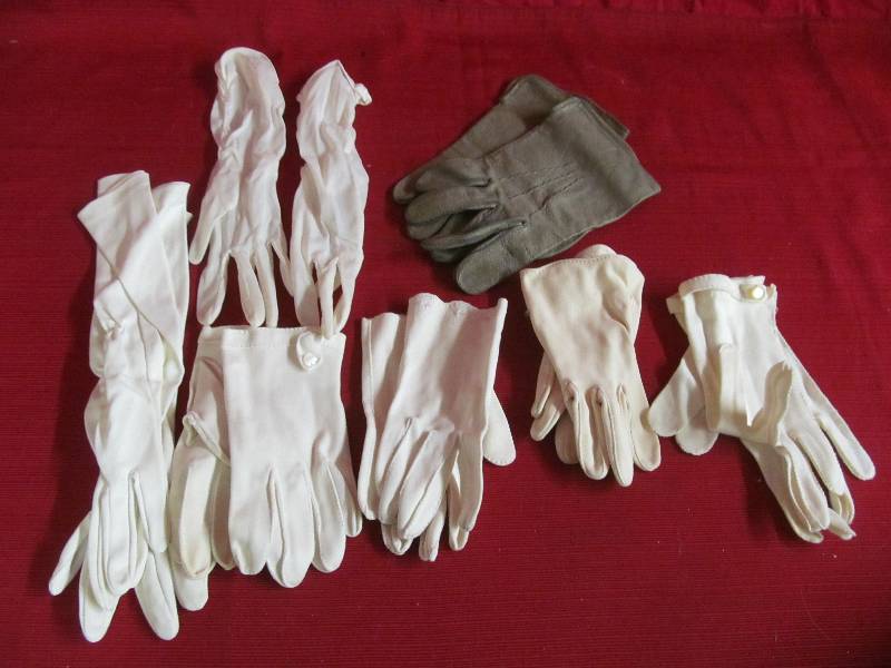 lot 118 image: vintage ladies gloves