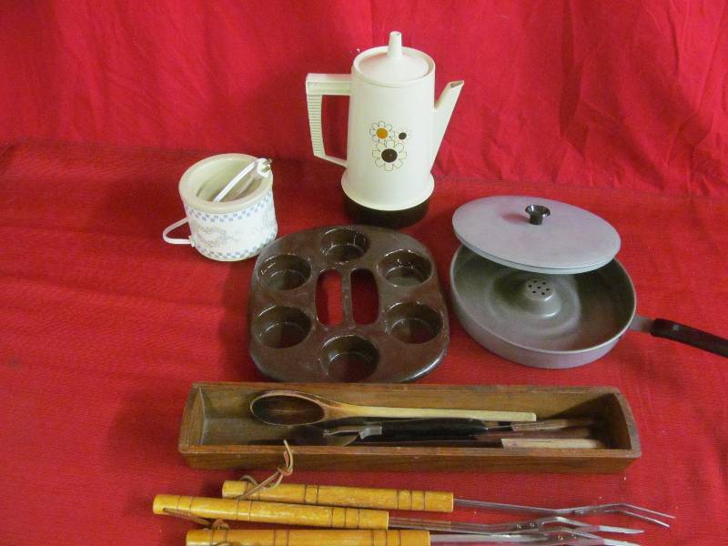 lot 136 image: kitchen items