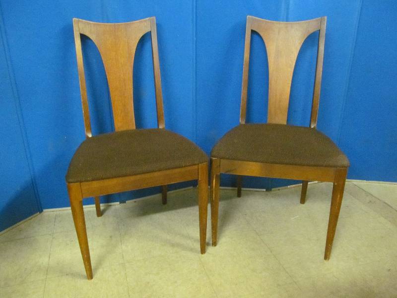 lot 207 image: furniture