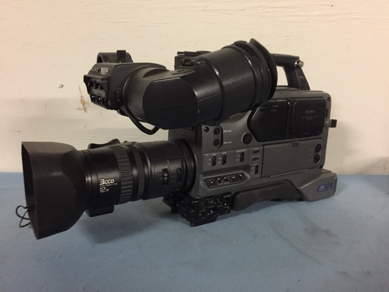 lot 17 image: Sony DSR-250 Professional Camcorder with DXF-801 Electronic Viewfinder & Lens