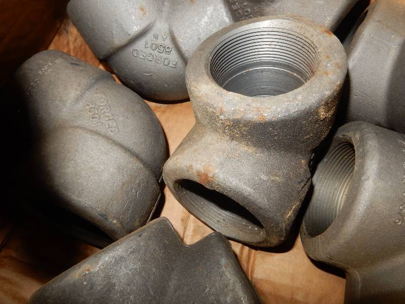 lot 17 image: 2 in Threaded Elbows.. 4 boxes