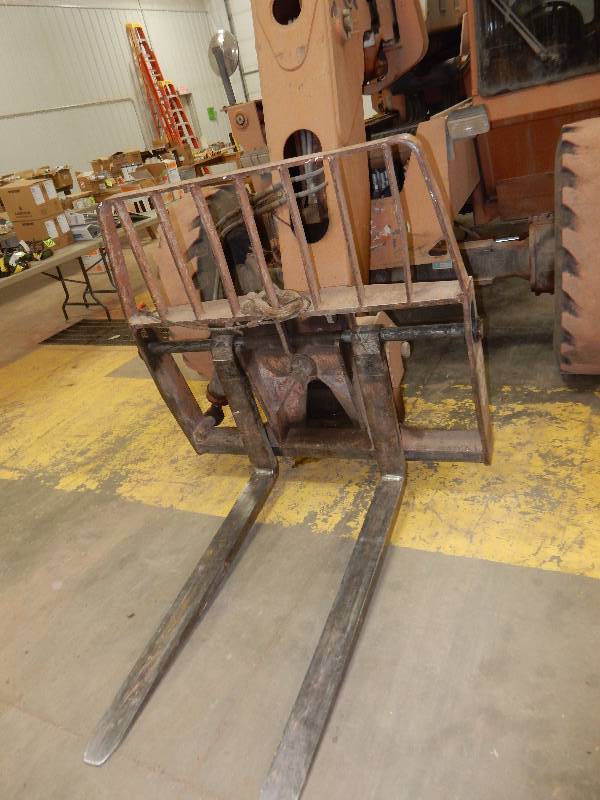 lot 5 image: 2001, LULL 844 C 42 Variable Reach Fork Lift