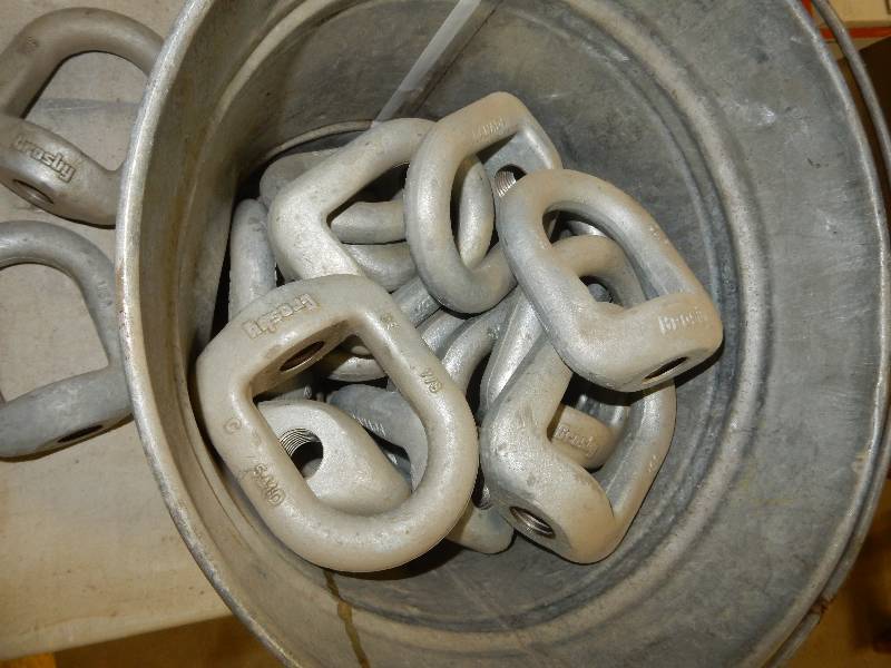 lot 150 image: Pail of Croby Slide Lock Lifting Points..