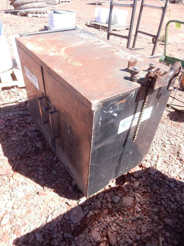 lot 189 image: Job box on wheels with pipe vise..