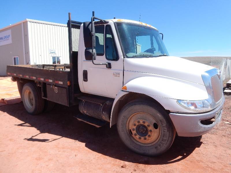 lot 1 image: 2006 International Model 4300 SBA  4 x 2