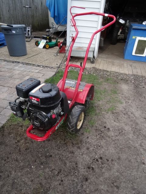 lot 1 image: Earthquake garden Tiller. Model 601...