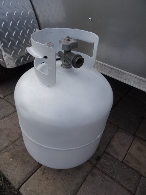 lot 2 image: 20 lb new style lp tank...